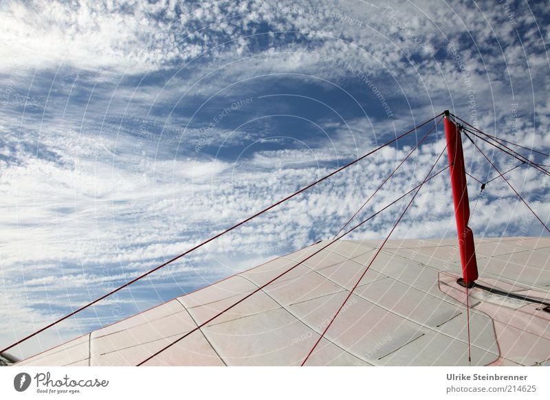 Oberteil eines Gleitschirms Luft Himmel Wolken Fluggerät Stoff Flügel rot weiß Drachenfliegen Stab hell-blau startbereit Bespannung Tuch Hängegleiter