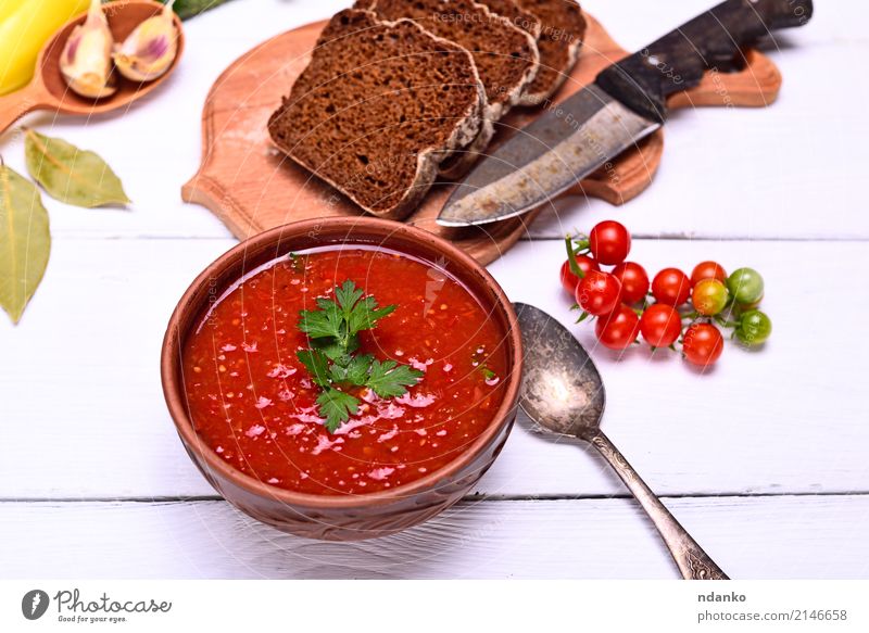 Kalte cremige Gazpacho-Suppe Gemüse Brot Eintopf Kräuter & Gewürze Ernährung Mittagessen Abendessen Vegetarische Ernährung Diät Teller Löffel Tisch Küche Holz