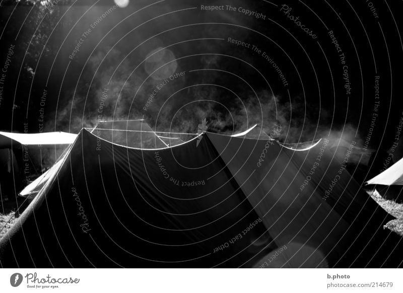 on fire? Lifestyle exotisch Freizeit & Hobby Camping Ferien & Urlaub & Reisen Sommer Sommerurlaub Natur Zeltlager Zelteingang Rauch Rauchen leuchten