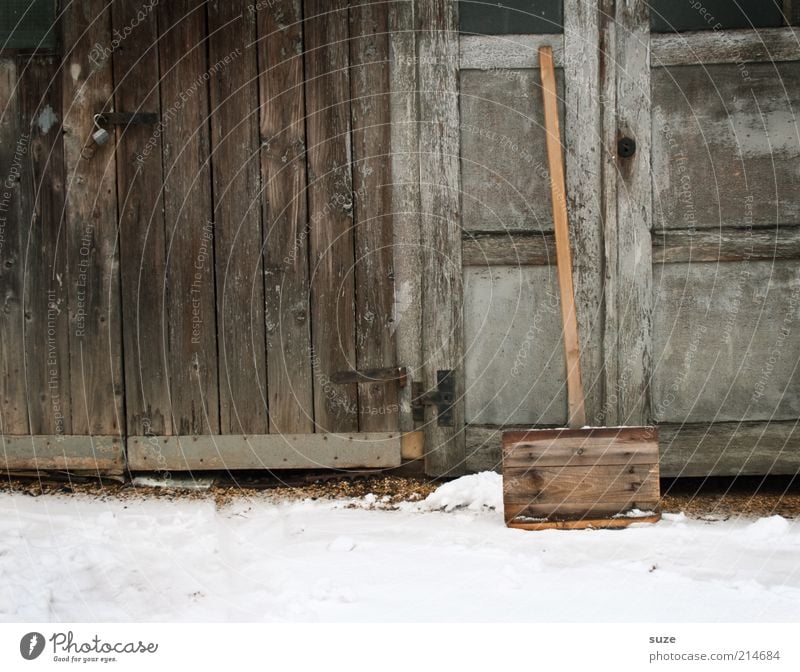 Schiebung Arbeit & Erwerbstätigkeit Umwelt Winter Schnee Holz alt kalt braun grau Pflicht Schneedecke Schneeschaufel Unfallgefahr Winterdienst Scheune