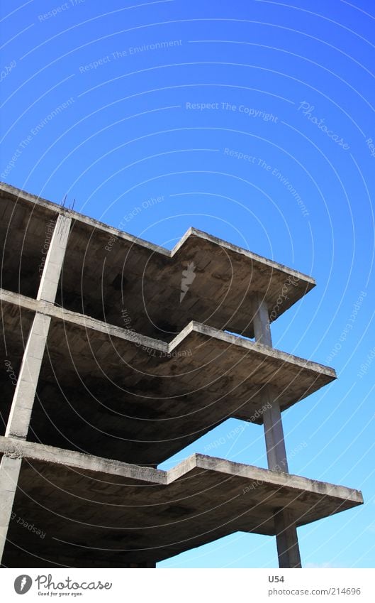 Skelett Haus Hochsitz Architektur Terrasse Beton Außenaufnahme Menschenleer Textfreiraum oben Blauer Himmel Wolkenloser Himmel Baustelle Säule Etage trist