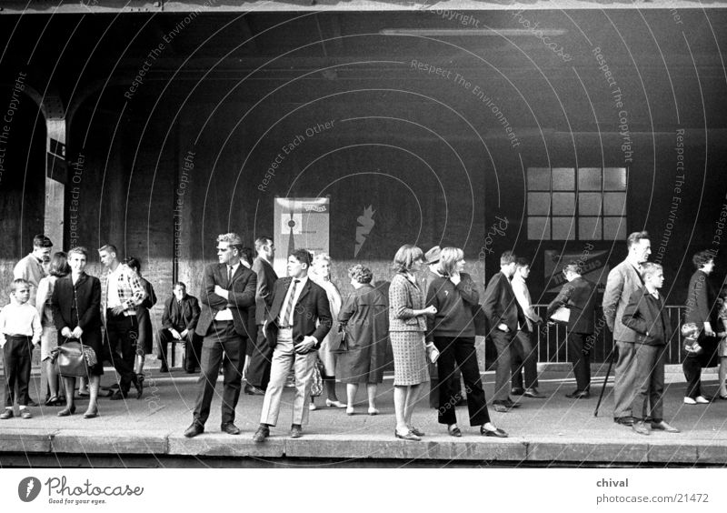 Am Bahnsteig Gleise Ausdauer Mensch Passagier retro Menschengruppe warten Bahnhof Eisenbahn geduldig