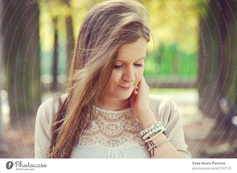 Und es tanzte die Liebe An einem anderen Ort. elegant Stil feminin Junge Frau Jugendliche Haare & Frisuren Gesicht 1 Mensch Park Mode Accessoire Schmuck brünett