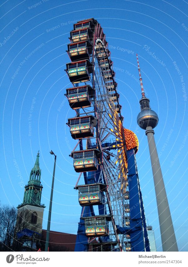 Riesenrad zum Weihnachtsmarkt am Alexanderplatz in Berlin Stadt Hauptstadt Stadtzentrum Sehenswürdigkeit Wahrzeichen Freude Fernsehturm Winter Himmel Farbfoto