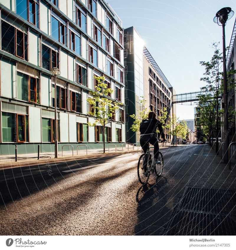 Mann auf Fahrrad Fitness Sport-Training maskulin Junger Mann Jugendliche 1 Mensch 18-30 Jahre Erwachsene Stadt Haus Fahrradfahren sportlich Straße Tag Farbfoto