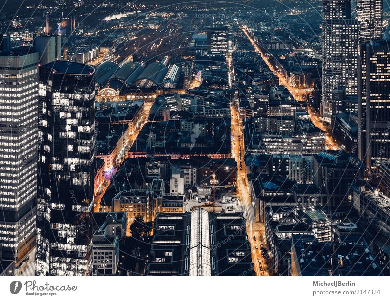 Feierabend Verkehr auf Straßen in Großstadt Frankfurt am Main Stadt Stadtzentrum Verkehrsmittel Verkehrswege Berufsverkehr orange Luftaufnahme geschäftsviertel