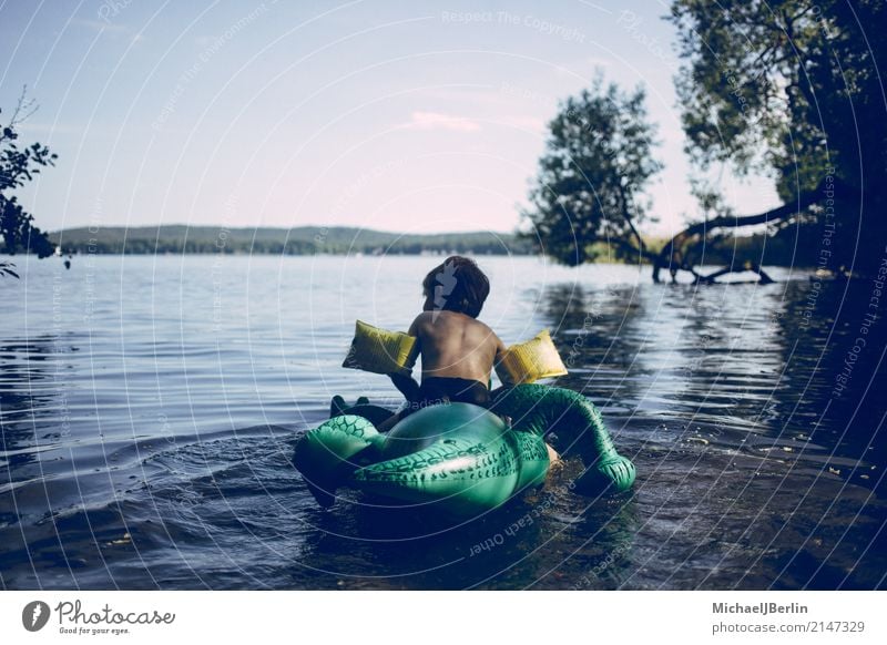 Junge auf Plastik Schwimmhilfe im See Spielen Im Wasser treiben Sommer Strand Seeufer maskulin Kind Kindheit 1 Mensch 3-8 Jahre Umwelt Natur Landschaft Baum