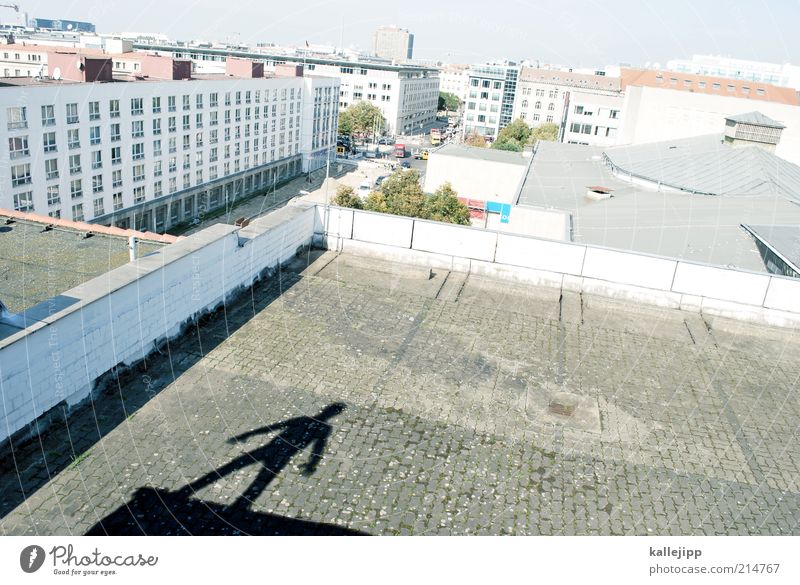 wir kinder dieser stadt Lifestyle Haus Mensch maskulin Mann Erwachsene Leben 1 Hauptstadt bevölkert Hochhaus Turm Parkhaus Bauwerk Gebäude Architektur Mauer