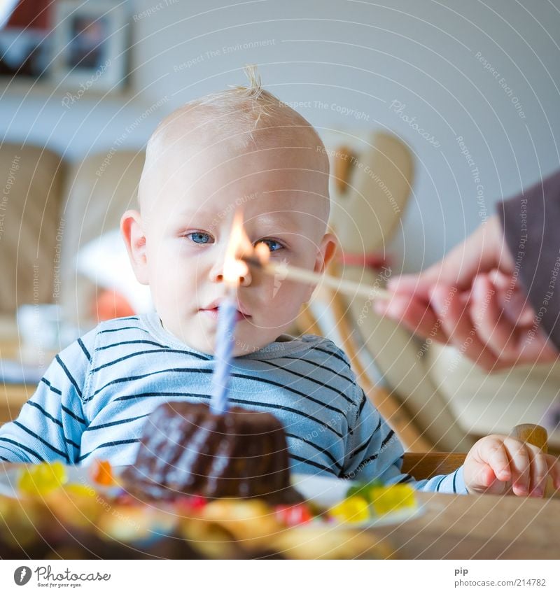 365 glückstage Glück Tisch Geburtstag Baby Kleinkind Junge Auge 0-12 Monate Kerze Kuchen Streichholz Flamme Feuer beobachten entdecken Feste & Feiern genießen