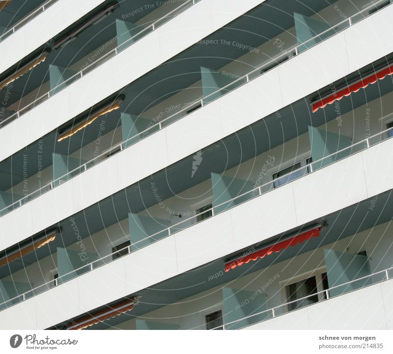 1'252 m ü. M. Vals Schweiz Kleinstadt Haus Bauwerk Gebäude Architektur Fassade Balkon Terrasse Beton Glas Metall Stahl Stadt Markise Farbfoto Gedeckte Farben