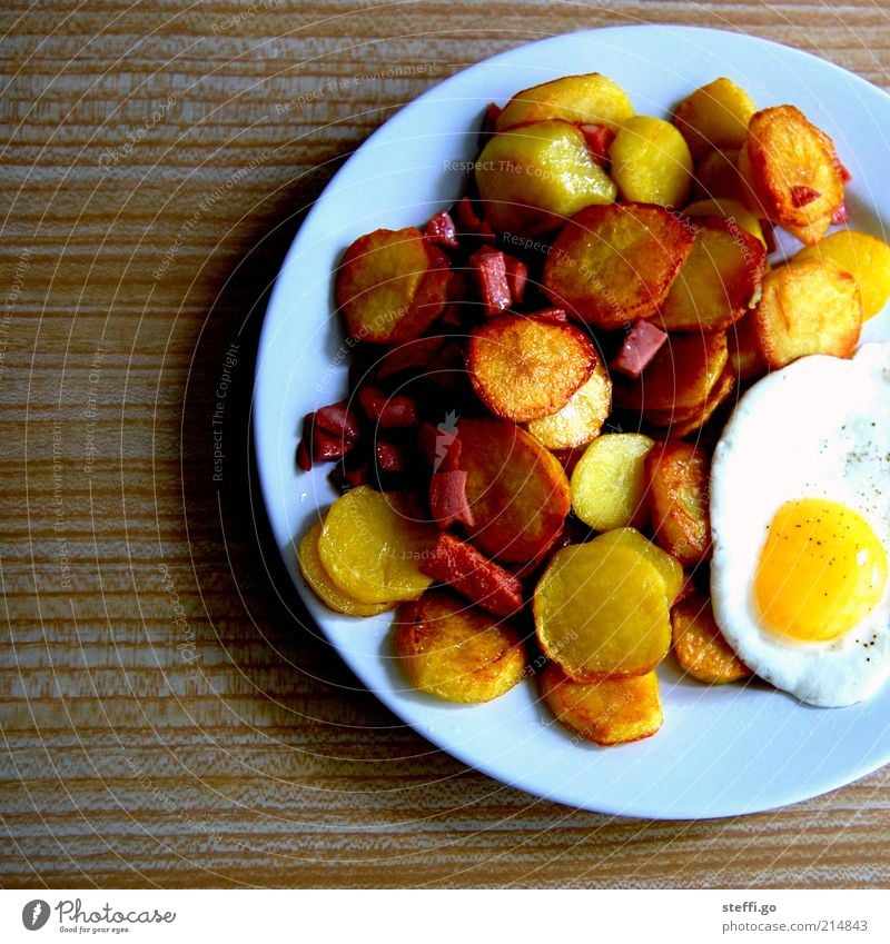 Mahlzeit! Lebensmittel Fleisch Wurstwaren Ernährung Mittagessen Abendessen Duft lecker Appetit & Hunger herzhaft Kalorie Ei Teller Bratkartoffeln Schatten