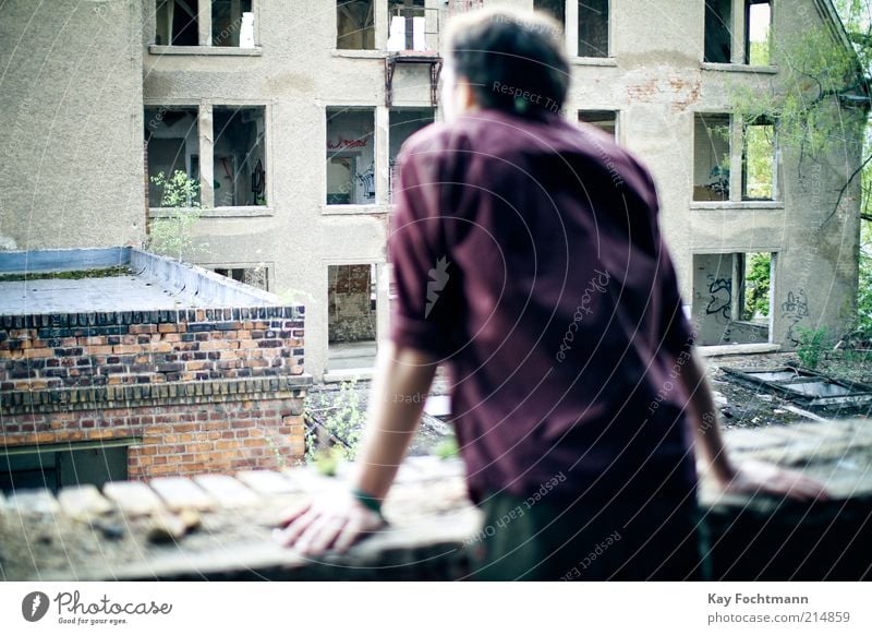 balkon mit aussicht Mensch maskulin Leben 1 Menschenleer Industrieanlage Ruine Bauwerk Mauer Wand Fassade Fenster Armband kurzhaarig beobachten träumen