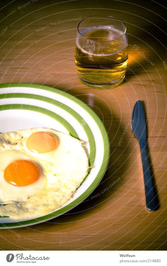 Spiegeleier und Bier einfach und lecker Lebensmittel Ei Ernährung Mittagessen Abendessen Vegetarische Ernährung Alkohol trinken alt Armut dunkel gut braun ruhig