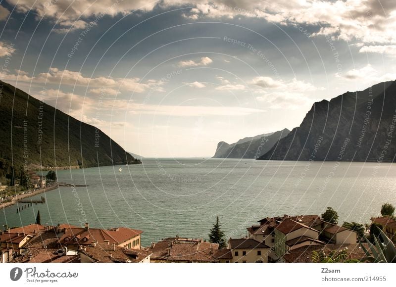 Lieblingsplatzerl II Umwelt Landschaft Himmel Sommer Berge u. Gebirge Flussufer See Stadt Haus Erholung genießen Ferien & Urlaub & Reisen ästhetisch dunkel