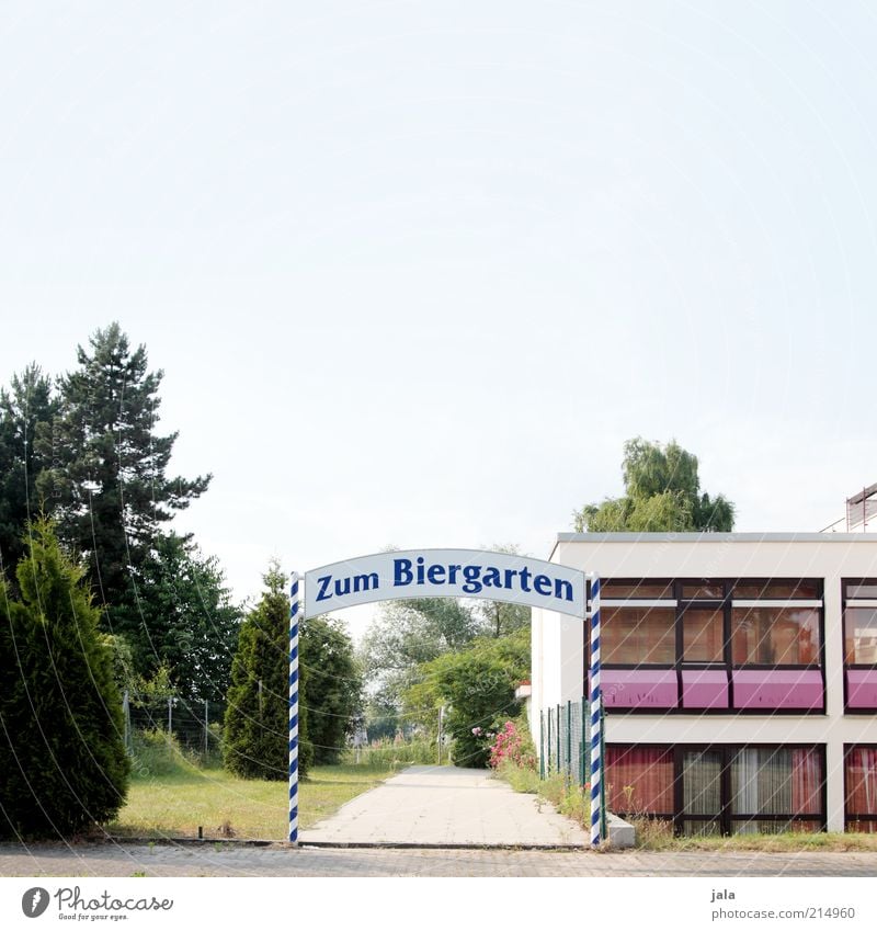 zur feier des tages... ausgehen Feste & Feiern Himmel Pflanze Baum Gras Sträucher Garten Haus Bauwerk Wege & Pfade Schriftzeichen Schilder & Markierungen Freude