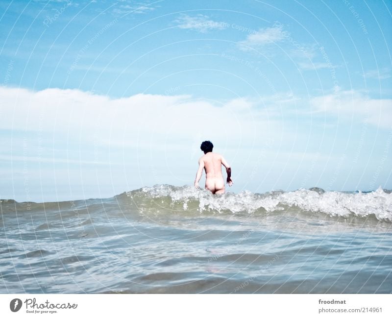 schwimmbecken Freude Wohlgefühl Schwimmen & Baden Freizeit & Hobby Spielen maskulin Junger Mann Gesäß Umwelt Sommer Wetter Wellen Küste Seeufer Strand Ostsee