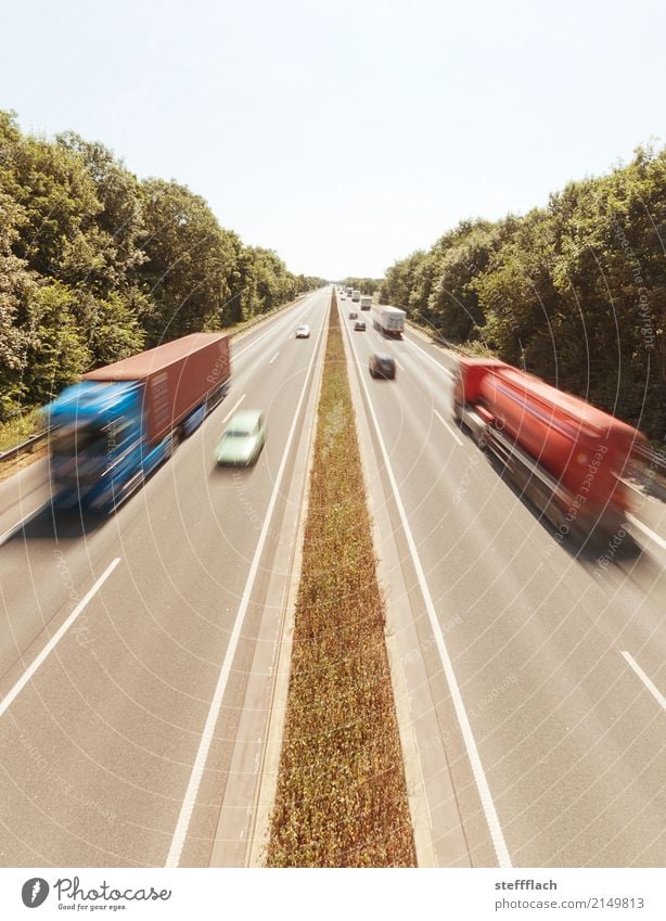 Auf Achse Ferien & Urlaub & Reisen Freiheit Sommer Fernfahrer Autobahn Güterverkehr & Logistik Wolkenloser Himmel Wald Verkehrswege Personenverkehr