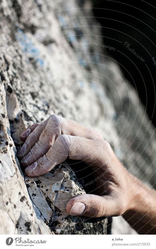 on the rocks Lifestyle Sport Klettern Sportklettern free solo Steinbruch Hand Felsen Berge u. Gebirge Linie berühren Bewegung festhalten hängen eckig hoch oben