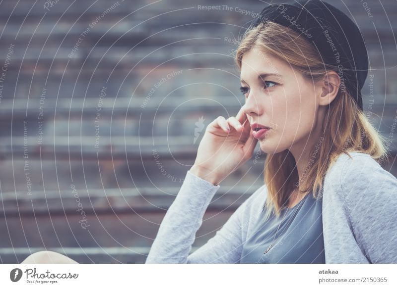 Portrait eines schönen jungen Mädchens Lifestyle Freude Glück Gesicht Erholung Freizeit & Hobby Freiheit Sommer Sonne Mensch Frau Erwachsene Jugendliche Natur