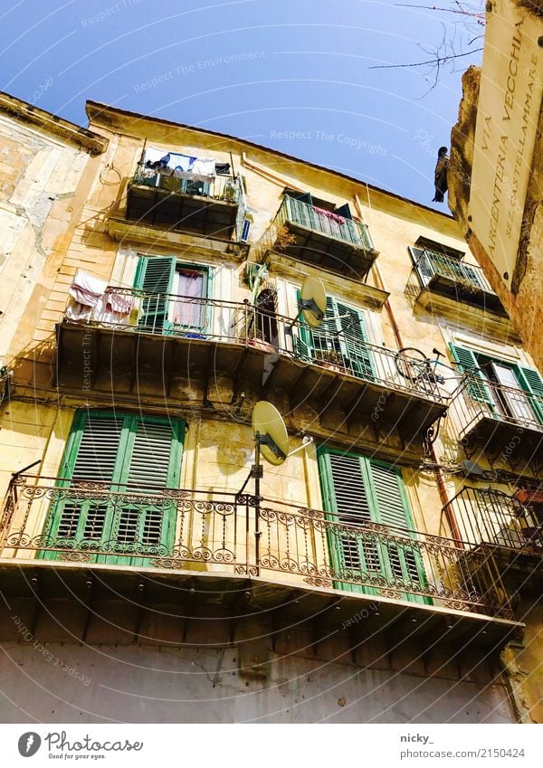 Bella Sizilia Palermo Sizilien Stadt Altstadt Haus Platz Bauwerk Gebäude Architektur Mauer Wand Fassade Balkon Fenster Tür Dach Dachrinne authentisch eckig heiß