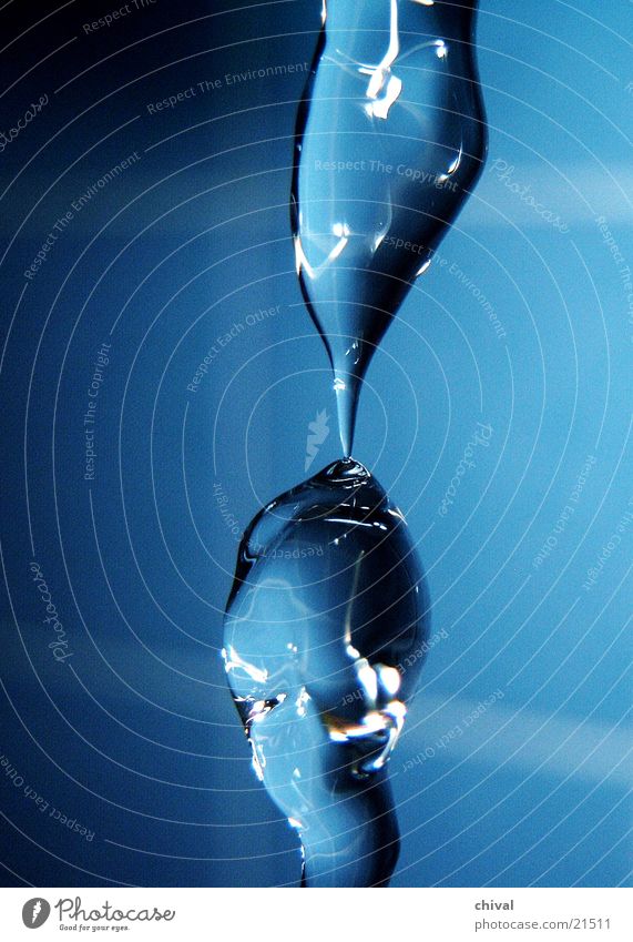 Wasserskulptur 12 Blitzlichtaufnahme Lichtbrechung Muster Reflexion & Spiegelung Wassertropfen fallen blau