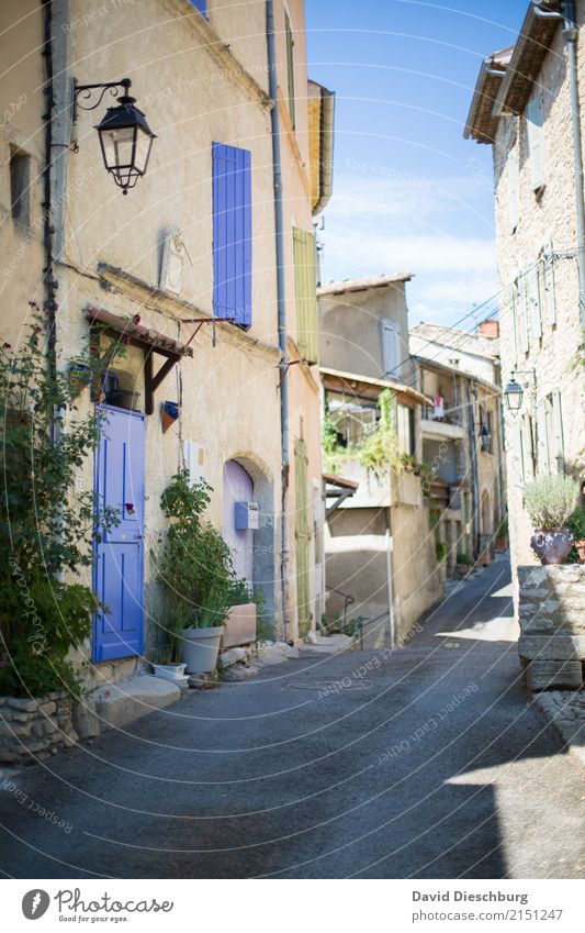 Provence Ferien & Urlaub & Reisen Tourismus Sightseeing Städtereise Sommerurlaub Dorf Kleinstadt Stadtzentrum Haus Einfamilienhaus Mauer Wand Fassade Fenster