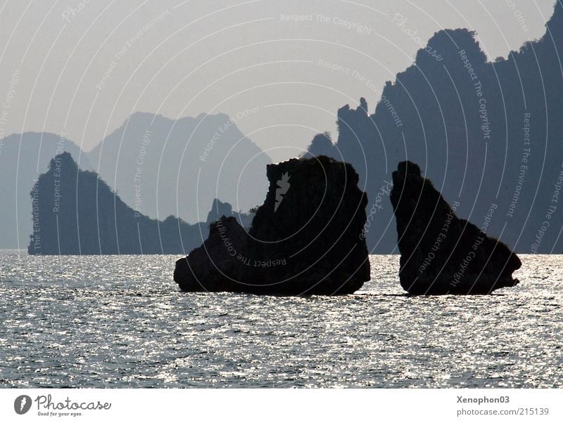 Inselgruppe im Gegenlicht harmonisch Ferne Meer Wellen Landschaft Urelemente Wasser Himmel Hügel Felsen Gipfel Küste Bucht Halong Bay Südchinesisches Meer