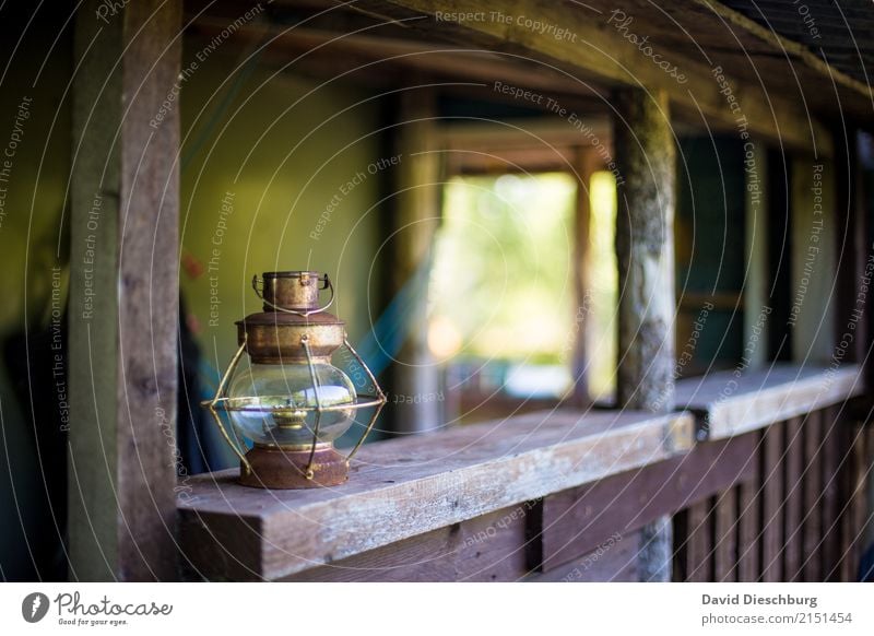 Alte Lampe Ferien & Urlaub & Reisen Expedition wandern braun grün weiß Querformat alt rustikal Beleuchtung Petroleum Petroleumlampe Holzhütte Veranda Romantik