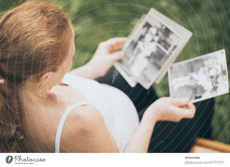 schwangere Frau sitzt auf der Bank Lifestyle Glück schön Körper Leben Kind Mensch Baby Erwachsene Eltern Mutter Familie & Verwandtschaft Hand Natur Park Liebe