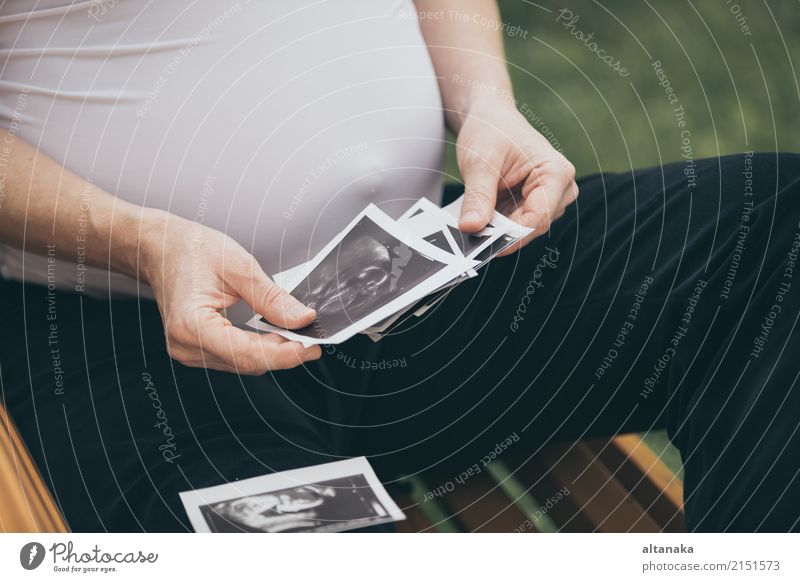 schwangere Frau sitzt auf der Bank Lifestyle Glück schön Körper Leben Kind Mensch Baby Erwachsene Eltern Mutter Familie & Verwandtschaft Hand Natur Park Liebe