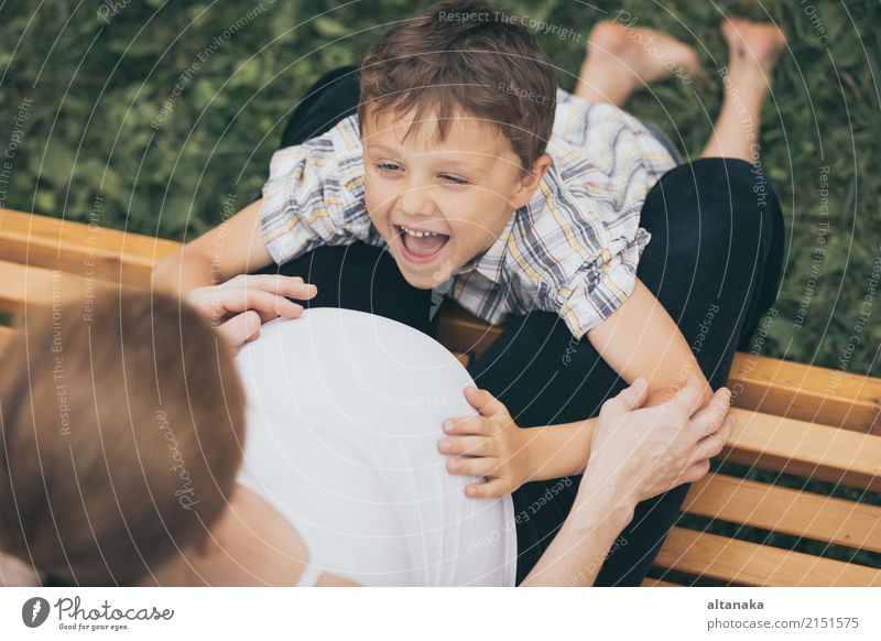 Glücklicher kleiner Junge, der seine Mutter tagsüber im Park umarmt. Wir haben Spaß in der Natur. Konzept des Glücks. Lifestyle Freude Freizeit & Hobby