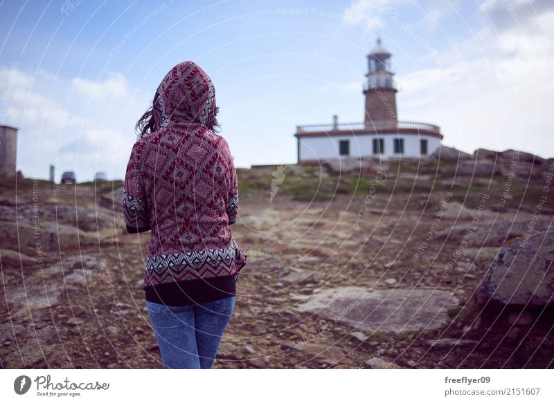 Frau, die in Richtung zu einem Leuchtturm geht Lifestyle Ferien & Urlaub & Reisen Tourismus Ausflug Abenteuer Sightseeing Expedition Winter wandern Mensch