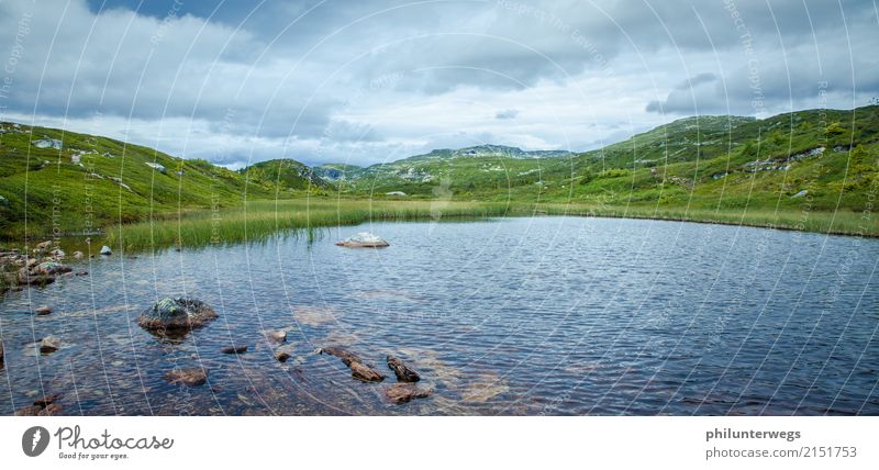 Herbst am See wandern Umwelt Natur Landschaft Pflanze Wasser Gewitterwolken Wetter schlechtes Wetter Wind Gras Sträucher Hügel Felsen Alpen Seeufer Flussufer