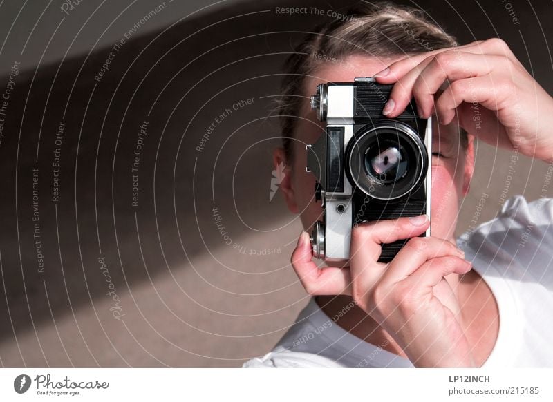 Z E N I T - E I N E S Fotokamera Mensch feminin Frau Erwachsene Kopf Gesicht Hand Finger 1 retro schön Fotografieren festhalten schießen analog blond Farbfoto