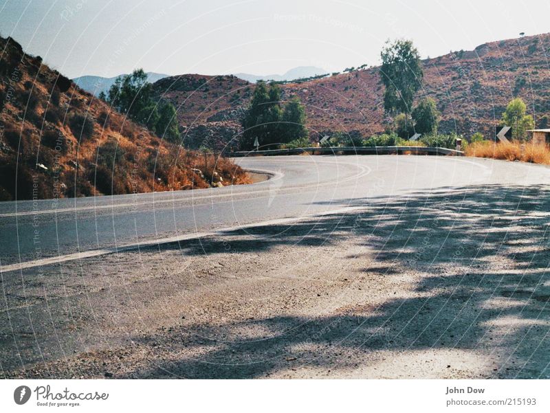 Roadtrip Sommer Natur Landschaft Pflanze Sträucher Wildpflanze Verkehrswege Straße Sehnsucht Heimweh Fernweh Kurve mediterran unterwegs Serpentinen Hügel