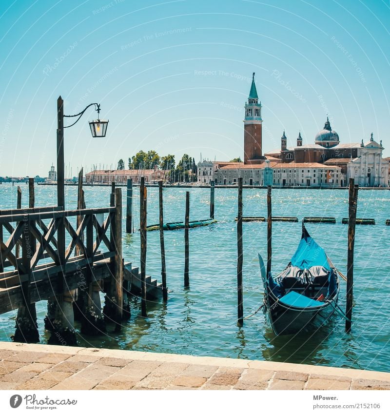 venedig klassisch Hafenstadt Altstadt Kirche Dom Palast genießen alt schön Venedig Gondel (Boot) Wasserfahrzeug Meer Laterne Anlegestelle türkis Turm Kirchturm