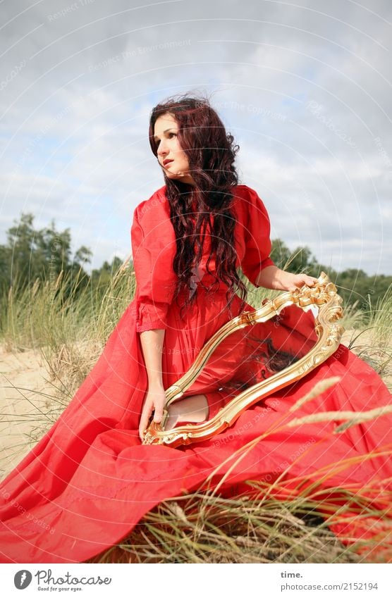 Frau mit Spiegel feminin Erwachsene 1 Mensch Himmel Sommer Schönes Wetter Hügel Küste Düne Dünengras Kleid brünett langhaarig Locken Scheitel beobachten