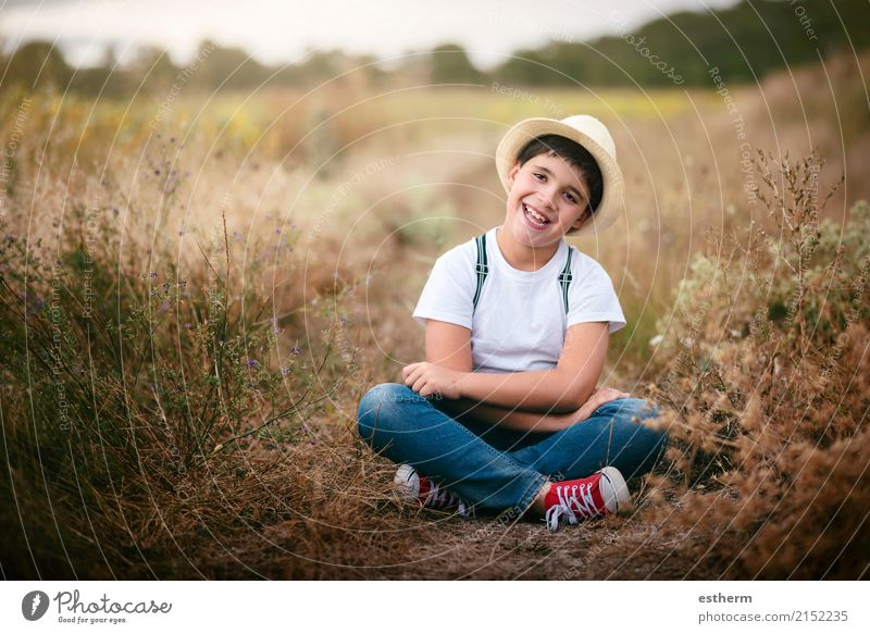 Glückliches Kind auf dem Gebiet Lifestyle Kinderspiel Abenteuer Mensch maskulin Kleinkind Kindheit 1 3-8 Jahre Natur Wiese Feld genießen Lächeln lachen sitzen