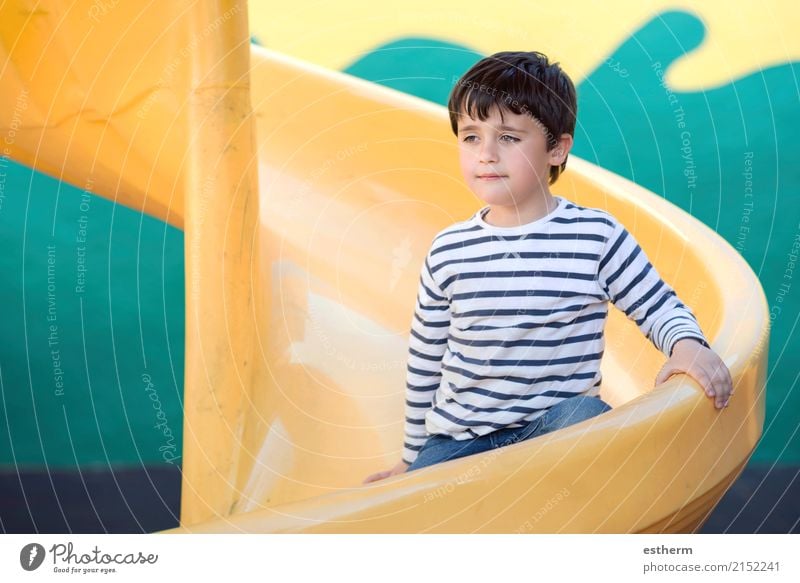 Kind auf dem Spielplatz Lifestyle Spielen Kinderspiel Ferien & Urlaub & Reisen Abenteuer Freiheit Mensch Kleinkind Kindheit 1 3-8 Jahre sitzen Glück kuschlig