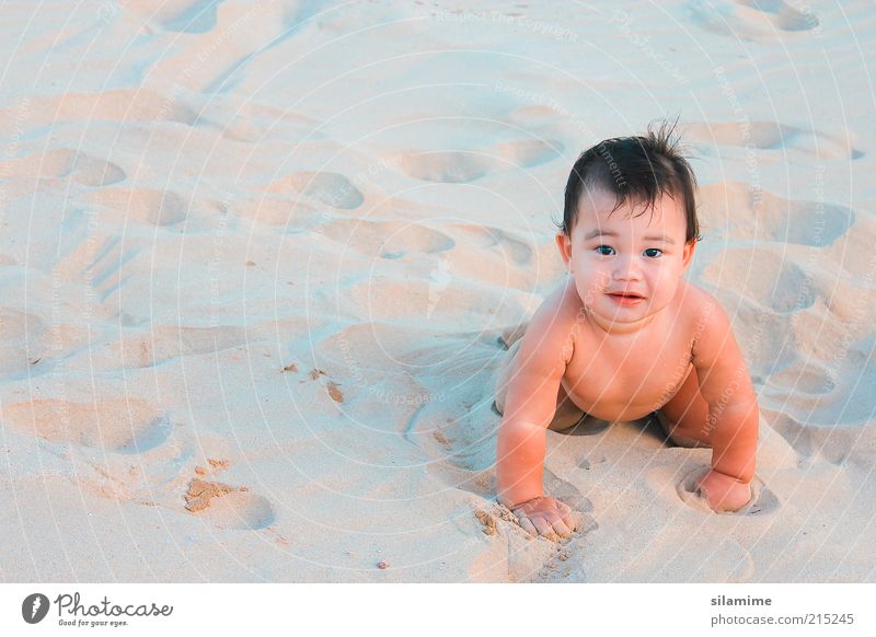 Kind am Strand Ferien & Urlaub & Reisen Tourismus Sommer Baby Junge Kindheit 1 Mensch 1-3 Jahre Kleinkind Natur Sand Tür schwarzhaarig kurzhaarig genießen