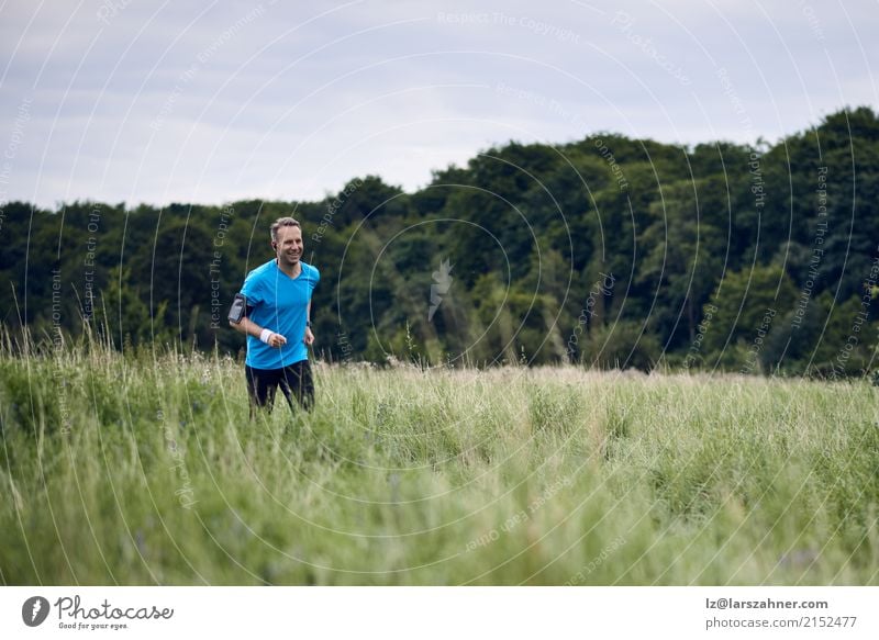 Geeigneter muskulöser Mann, der auf einer ländlichen Spur rüttelt Lifestyle Sommer Sport Joggen Erwachsene 1 Mensch 30-45 Jahre Natur Landschaft Herbst