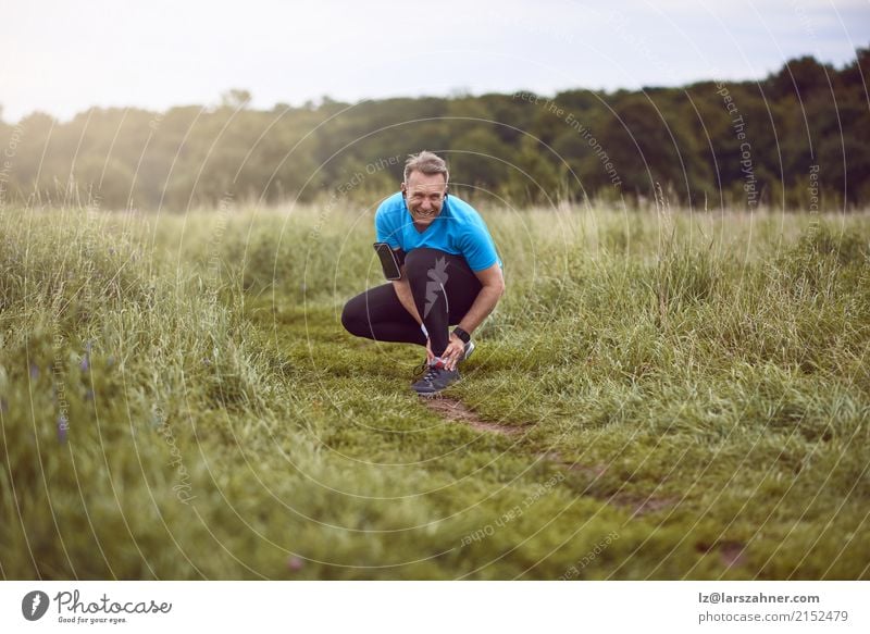 Ein trainierender, laufender Mann klemmt verletzten Knöchel Medikament Sport Joggen Erwachsene 1 Mensch 30-45 Jahre Landschaft Gras Wege & Pfade Fitness