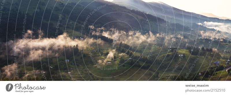 Nebelwolken nach Regen. Nebelhaftes Dorf im Abendsonnenuntergang. schön Ferien & Urlaub & Reisen Sommer Berge u. Gebirge Tapete Natur Landschaft Himmel Wolken