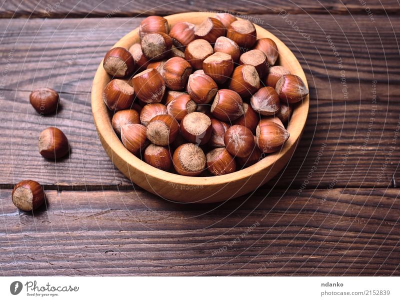 Haselnüsse in einer Schale Frucht Ernährung Vegetarische Ernährung Teller Schalen & Schüsseln Tisch Natur Herbst Holz alt frisch natürlich oben stark braun