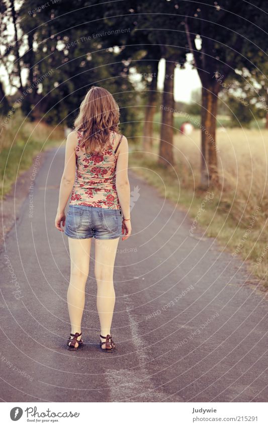 Weiße.Beine ruhig Sommer wandern Mensch feminin Junge Frau Jugendliche 18-30 Jahre Erwachsene Umwelt Natur Feld Straße Wege & Pfade Jeanshose Sandale blond