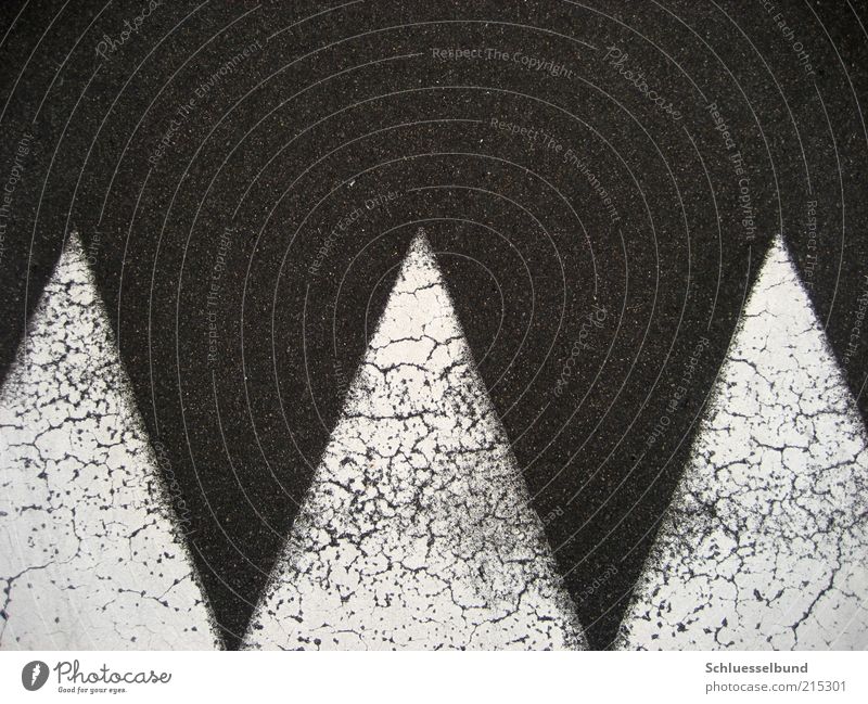 ZickZack Verkehrswege Straße Wege & Pfade Beton eckig Spitze trocken grau schwarz weiß Umwelt Zacken identisch Riss Richtung richtungweisend aufwärts abwärts