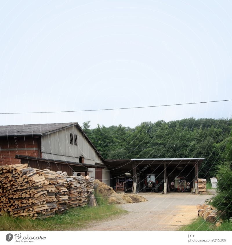 bauers hof Landwirtschaft Forstwirtschaft Natur Himmel Gras Dorf Haus Platz Bauwerk Gebäude Traktor Hof Bauernhof Stall Scheune Garage Holz Brennholz Farbfoto