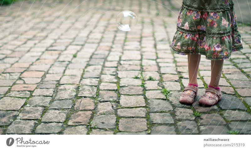 Stehen feminin Kind Mädchen Beine 1 Mensch 3-8 Jahre Kindheit stehen ästhetisch braun grün violett rosa ruhig Farbfoto mehrfarbig Außenaufnahme