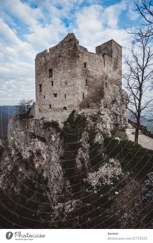 Den Eindruck von Gegenwehr, Widerstand erweckend Ausflug Abenteuer Freiheit wandern Natur Himmel Wolken Frühling Schönes Wetter Hügel Felsen Burg oder Schloss