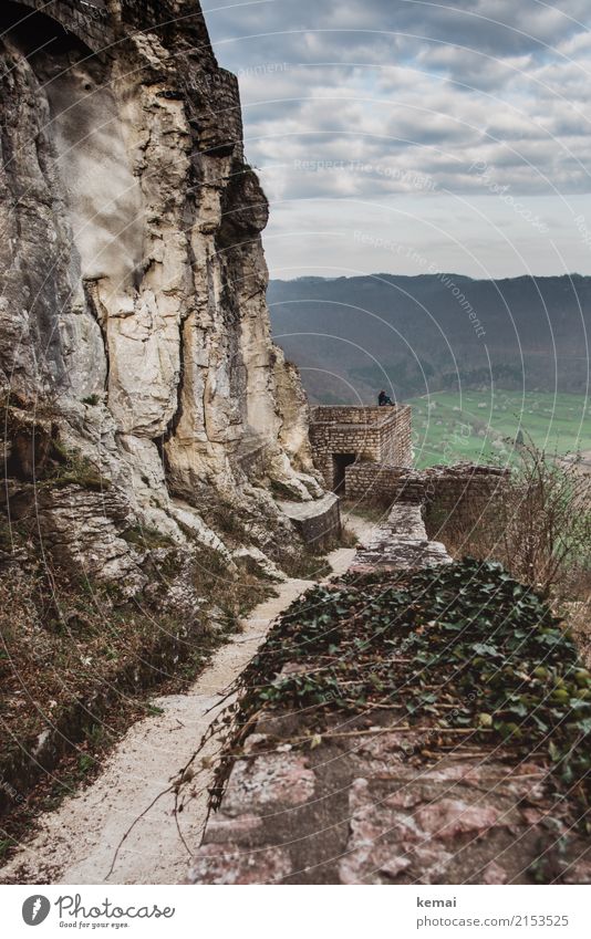 Ein Tag, an dem die Gedanken tief hängen Zufriedenheit Freizeit & Hobby Ausflug Abenteuer Ferne Freiheit wandern Mensch 1 Landschaft Himmel Wolken Herbst Efeu